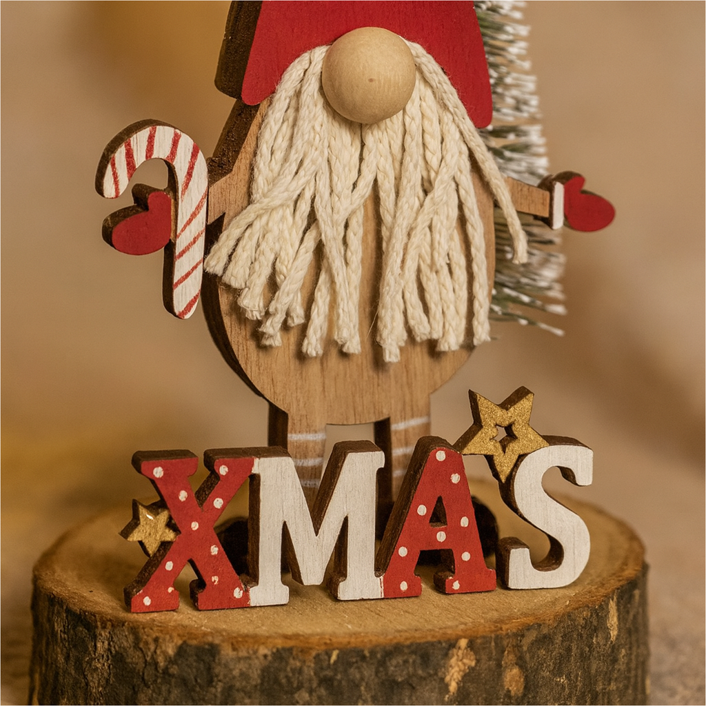Weihnachtswichtel Holzfigur auf Baumscheibe mit XMAS Schriftzug – Galeriebild 2, Artikelnummer 18315