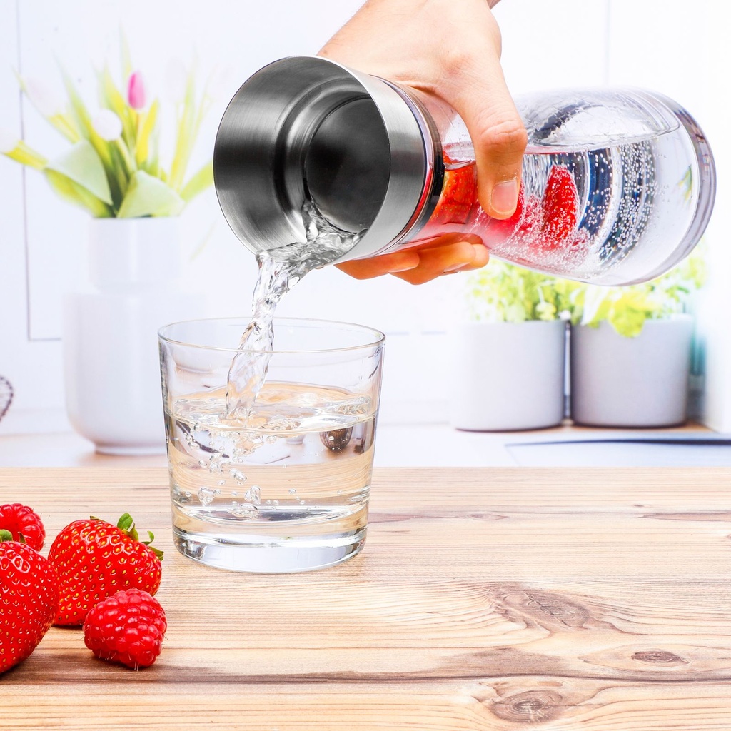 Wasserkaraffe aus Glas mit Früchtespiess und Spülbürste Glaskaraffe – Galeriebild 1, Artikelnummer 15425