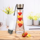Wasserkaraffe aus Glas mit Früchtespiess und Spülbürste Glaskaraffe