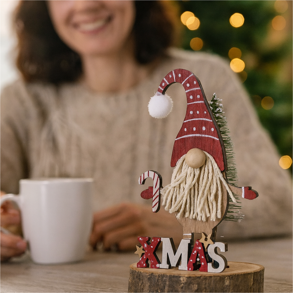 Weihnachtswichtel Holzfigur auf Baumscheibe mit XMAS Schriftzug – Galeriebild 1, Artikelnummer 18315
